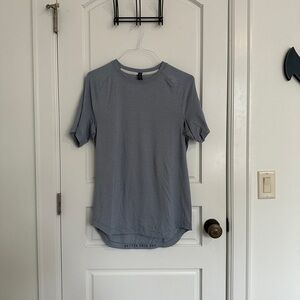 Lululemon Drysense Light Blue Size Medium Short Sleeve Shirt